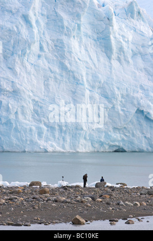 Eine Gruppe von Wanderern stehen an der Klemme der Perito Moreno Gletscher, im Los Glaciares Nationalpark, Patagonien, Argentinien. Stockfoto