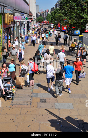 Die Menge der Käufer und Touristen sehen von oben auf dem belebten Bürgersteig der Oxford Street. West End Einkaufsstraße und Geschäfte an den Sommertagen London UK Stockfoto