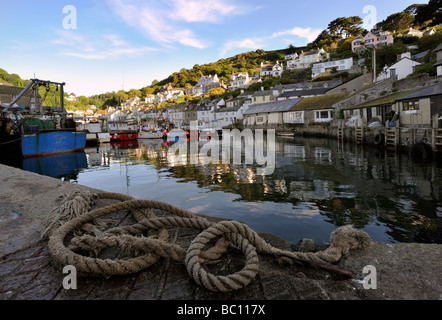 POLPERRO, CORNWALL - 07. JUNI 2009: Am Kai im alten Fischereihafen gewickeltes Seil Stockfoto