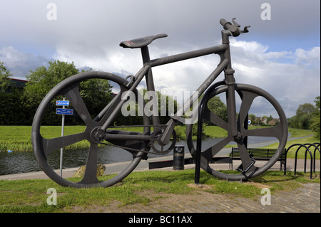 Giant Fahrrad Skulptur in Clydebank, Glasgow, Schottland, auf SUSTRANS Radweg 7 neben Forth und Clyde Canal Stockfoto