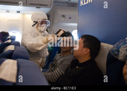 Medizinisches Personal an Bord des Flugzeugs von Amsterdam überprüfen Passagiere auf Anzeichen von Fieber (Schweinegrippe) nach der Landung in Shanghai Stockfoto