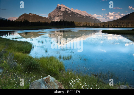 Mount Rundle über Lake Vermillion Banff Alberta Kanada Stockfoto