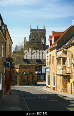 Suche entlang der langen Straße in Sherborne, Dorset, England, UK Stockfoto