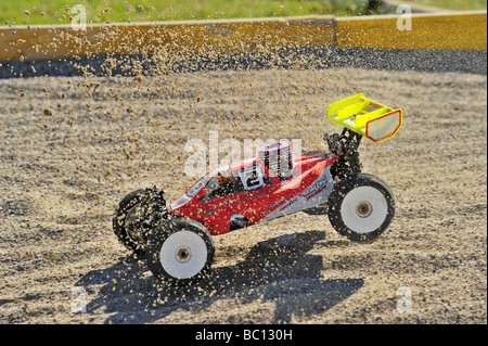 Aktion erschossen von einem ferngesteuerten Buggy Rennen bei den Europameisterschaften. Bewegungsunschärfe zeigt die Geschwindigkeit, dass es unterwegs ist. Stockfoto