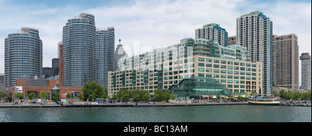 Panoramablick auf Toronto Harbourfront mit Luxus-Eigentumswohnungen Stockfoto