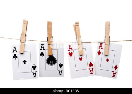 4 Ass Spielkarten von einer Wäscheleine hängen, auf einem weißen Hintergrund Stockfoto