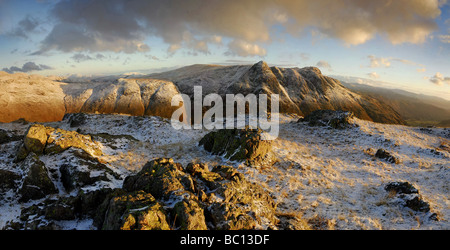 Langdale Pikes in der Morgendämmerung im Winter, The Band, Nordwestgrat, englischen Lake District entnommen Stockfoto