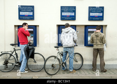 Studenten mit den drei Barclays Bank, Geldautomaten, Marktplatz, Cambridge, Großbritannien Stockfoto