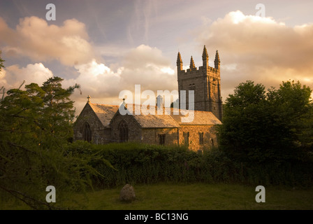 St. Petrocs Kirche, gebadet Lydford im Abendlicht. Stockfoto