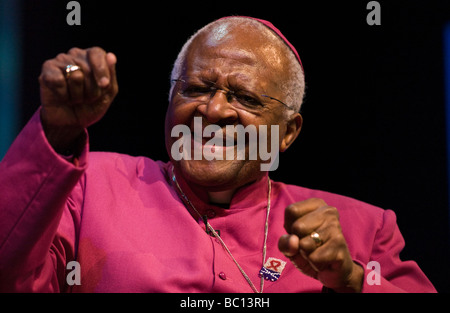 Südafrikanische Kleriker und Aktivist The Most Reverend Desmond Tutu sprechen auf der Bühne Hay Festival 2009 Stockfoto