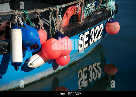 Salcombe Angeln Boot Detail und Wasser Reflexion, Devon, UK Stockfoto