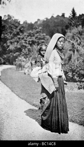 Eine nepalesische Frau mit ihrem Kind, c 1910. Artist: Unbekannt Stockfoto