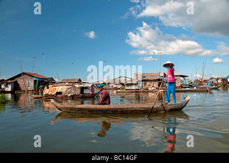 Frau auf einem Boot in das schwimmende Dorf in der Nähe von Kompong Chnang in Kambodscha Stockfoto