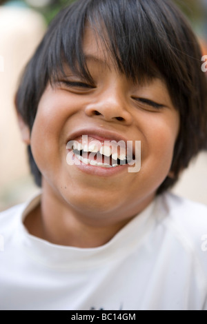 sieben Jahre alter Junge Lachen eines Freundes Witz, Nahaufnahme Stockfoto