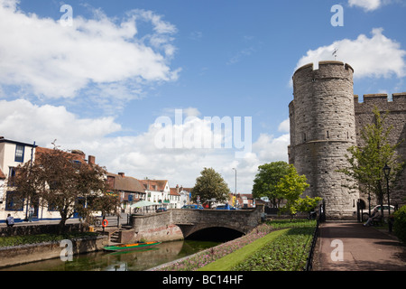 Canterbury Kent England UK Europa Fluss Stour und Westgate Türme aus West Gate Gärten Stockfoto