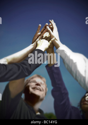 Gruppe von Menschen geben High Five zueinander Stockfoto