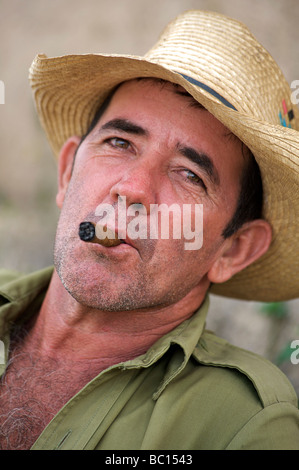 Freundlichen kubanischen Mann in markanten Hut und einer kubanischen Zigarre. Viñales, Pinar Del Rio, Kuba. Stockfoto