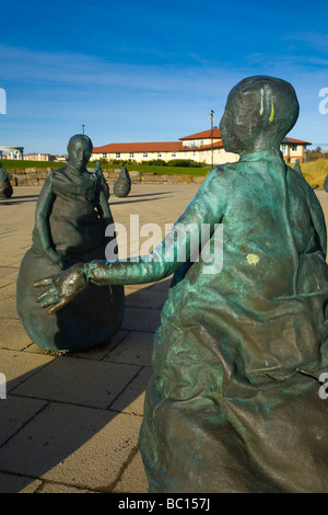 England Tyne tragen South Shields Bronze Statuen bilden das Dialogstück Kunstwerk befindet sich in der Nähe von Little Haven Beach Stockfoto