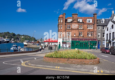 Nordpier in Oban mit Paddel-Dampfer Waverley nehmen Passagiere an Bord und Columba Hotel an einem sonnigen Mai-Tag Stockfoto