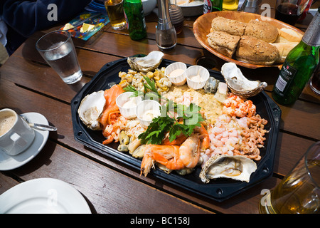 Eine Fischplatte für 4 Personen, serviert in einem Outdoor-Fischrestaurant in der Stadt am Meer von Swanage, Dorset. VEREINIGTES KÖNIGREICH. Stockfoto