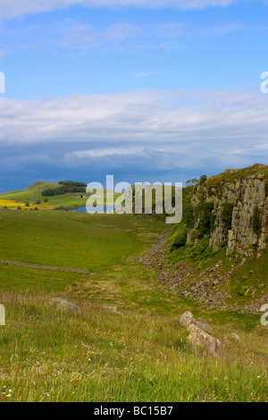 Blick in Richtung Osten nach Cragg Lough vorbei Stahl Rigg Craggs auf Hadrian Wand Stockfoto