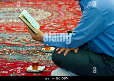 Man trinkt Tee und Lesung aus dem Koran in einer kleinen Moschee in Yazd, Iran Stockfoto