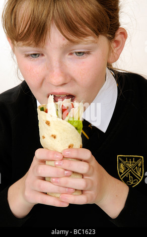 Wickeln Sie Schülerin einen Chicken Salat essen Stockfoto