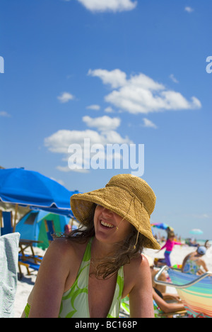 Weiblichen Sonnenanbeter am Strand lachen Stockfoto