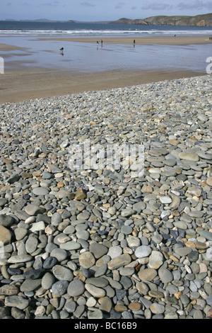 Das Dorf Newgale, Wales. Blick auf Newgale Strand mit der Flut Wehrmauer aus Kieselsteinen im Vordergrund. Stockfoto