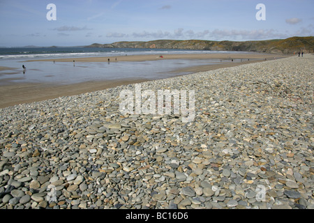 Das Dorf Newgale, Wales. Blick auf Newgale Strand mit der Flut Wehrmauer aus Kieselsteinen im Vordergrund. Stockfoto