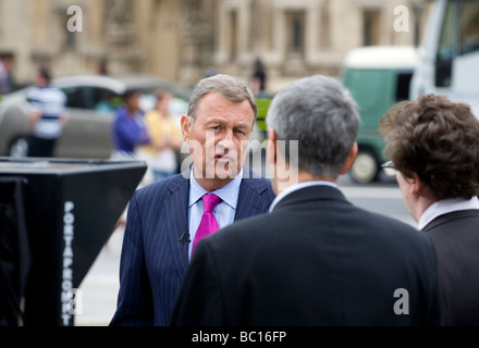 JEREMY THOMPSON VON SKY NEWS CHANNEL BROADCASTING LIVE VOM PARLAMENT GRÜN WÄHREND SPESENSKANDAL, LONDON, UK Stockfoto