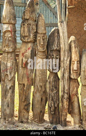 Afrika-Äthiopien-Konso geschnitzten hölzernen Grab marker Stockfoto