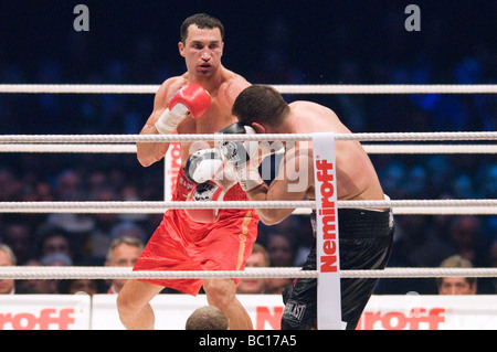 Schweres Gewicht World Championship Wladimir Klitschko UKR Vs Ruslan Chagaev USB in der Schalke Arena in Gelsenkirchen, Deutschland Stockfoto