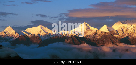 Sonnenaufgang am Chaukhamba Berge, Himalaya, Indien, Uttarakhand Zustand Stockfoto