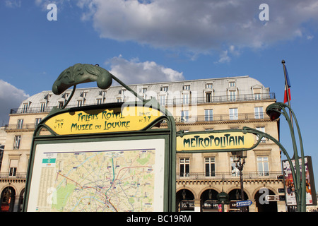 Art-Deco-Beschilderung von Paris Metro Stockfoto