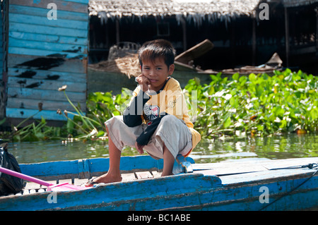 Junge in einem Boot in das schwimmende Dorf in Kompong Chnang in Kambodscha Stockfoto