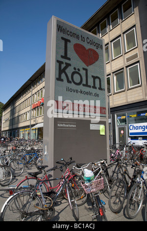 Fahrräder geparkt vor großen Plakat Förderung ich liebe Köln Stockfoto