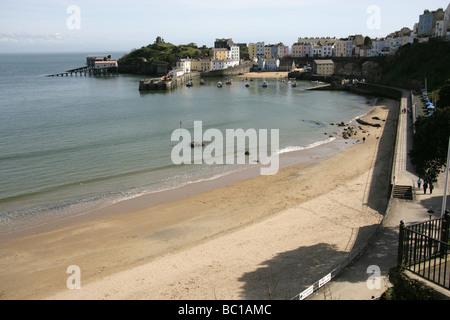 Die Stadt Tenby, Wales. Tenby des Nordstrandes mit Hafen und Schloss-Hügel im Hintergrund. Stockfoto