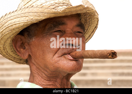 Älterer kubanischer Mann in markanten Hut und einer kubanischen Zigarre. Viñales, Pinar Del Rio, Kuba. Stockfoto