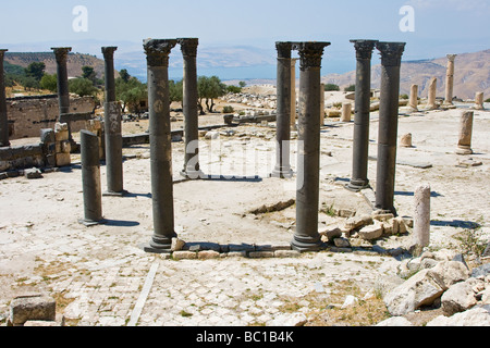 Spalten einer byzantinischen Kirche auf die römischen Ruinen von Umm Qais in Jordanien Stockfoto