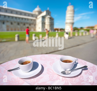 Zwei Tassen Espresso mit schiefen Turm in Pisa Italien Europa Stockfoto