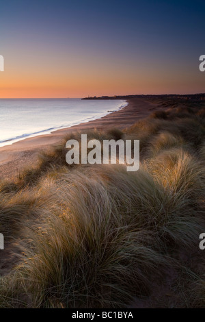 England Northumberland Blyth Strand Blyth Strand und Dünen bei Sonnenaufgang Blick nach Süden in Richtung Schleuse Seaton Stockfoto