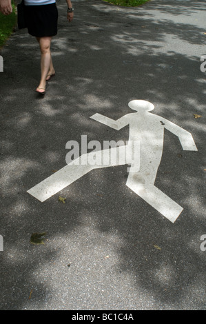 Fußgängerzone Symbol sagt Fußgänger wo zu gehen im Central Park in New York auf Samstag, 20. Juni 2009 Frances M Roberts Stockfoto