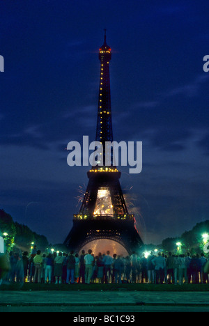 Eiffelturm Paris Bastille Tag Feuerwerksfestival Messe begeistern Blitz feiern Feier Menge Wahrzeichen Stockfoto