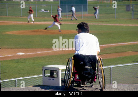 Rollstuhl Handicap Sport Watch Baseball Isolat ausgelassen können nicht in der Lage Limit einschränken Imobile Gesundheit Mobilität mobil unterwegs Stockfoto
