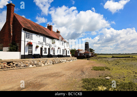 Die attraktive Pub "The Royal Oak" und Mühle im Dorf Langstone am Rande des Chichester Harbour Stockfoto