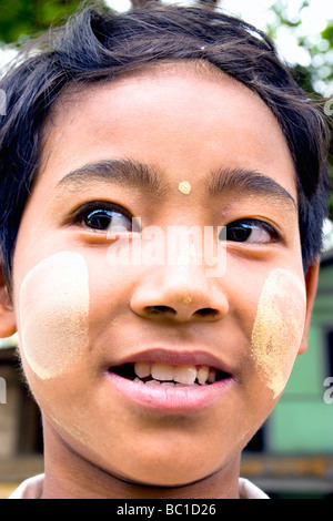 Burmesische Mädchen tragen Thanakha (traditionelle Sonnencreme), Region Bagan, Myanmar (Burma) Stockfoto