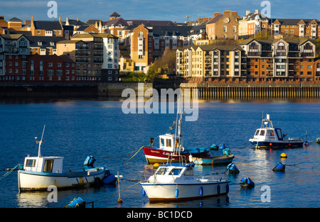 England Tyne tragen North Shields Boote auf dem Fluss Tyne mit Komplex der Wohnungen auf dem North Shields Kai Stockfoto