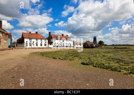 Langstone Dorf am Rande des Chichester Harbour zeigt attraktive Häuser, Pub und Mühle Stockfoto