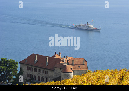 Die Schweizer paddeln Dampfer "Vevey" vorbei an einem Schloss und Weinbergen am Ufer des Lac Leman (Genfer See), Schweiz. Stockfoto